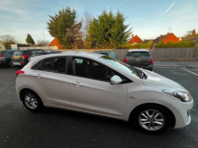 2014 Hyundai i30 1.6 CRDi Blue Drive Active White 5dr Hatch £0 TAX 76 MPG