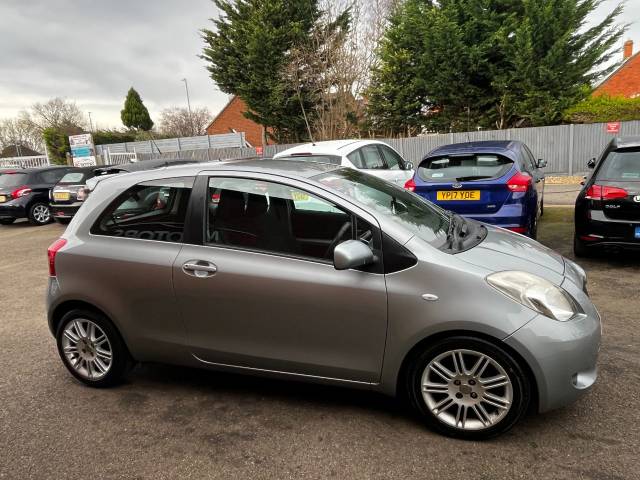 2009 Toyota Yaris 1.3 VVT-i SR Silver 3dr Hatch