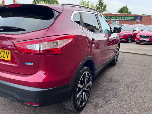 2014 Nissan Qashqai 1.5 dCi Tekna Red 5dr Hatch