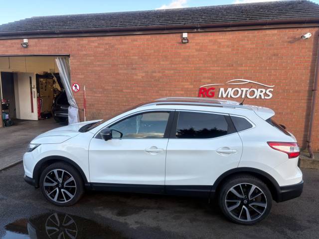 2015 Nissan Qashqai 1.6 dCi Tekna White 5dr Hatch