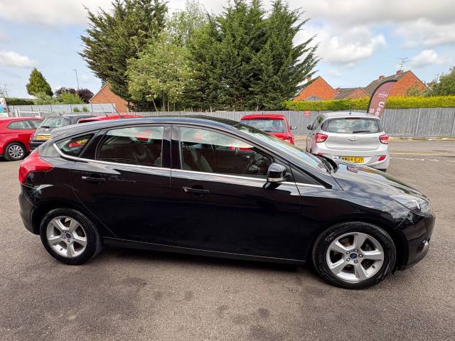 2014 Ford Focus 1.6 16V Zetec Navigator Auto Black 5dr Hatch