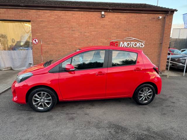 2014 Toyota Yaris 1.33 VVT-i Icon Red 5dr Hatch